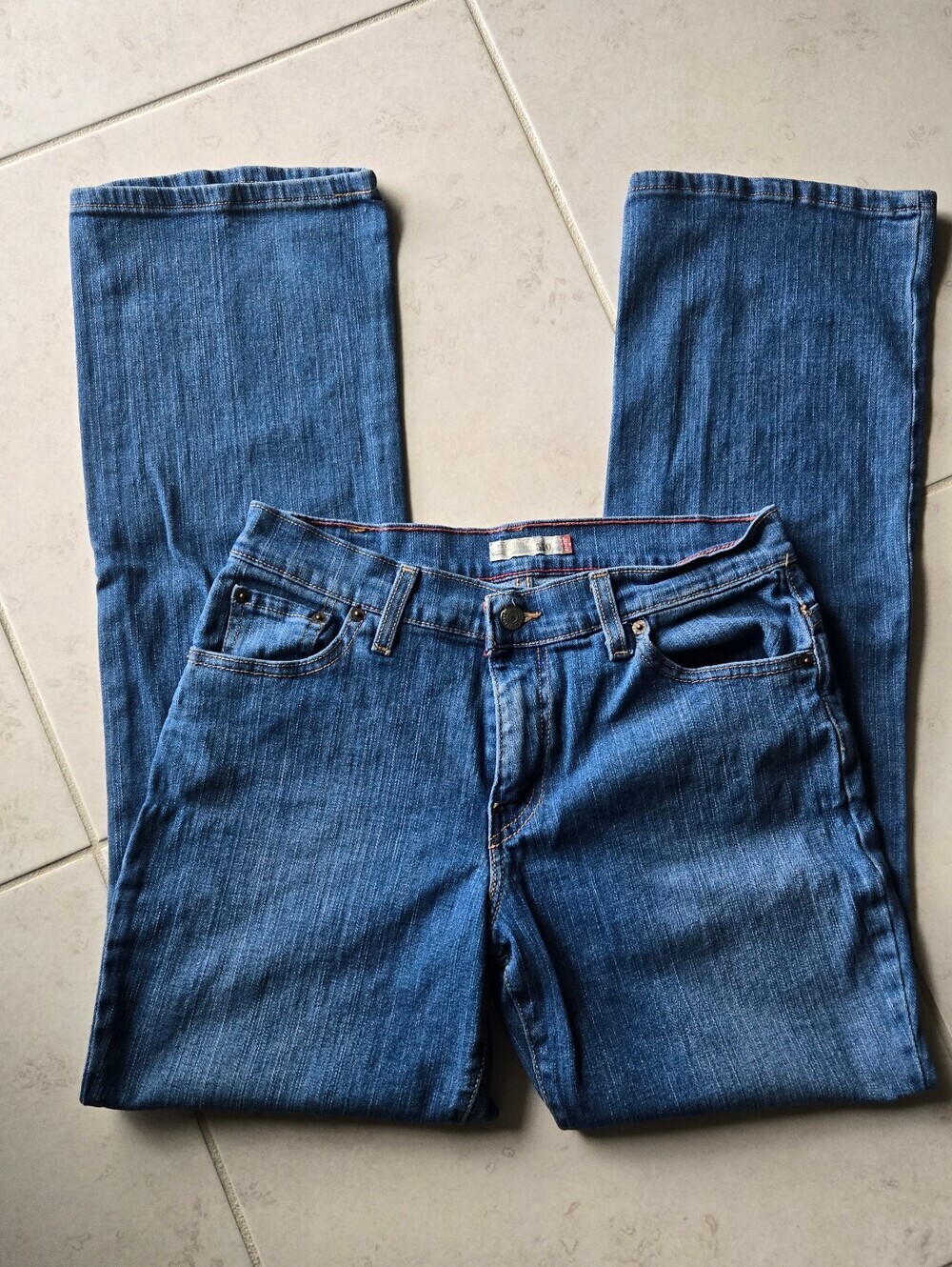 Vintage Levi's 550 Women's Relaxed Bootcut Jeans – Medium Wash. Size 6